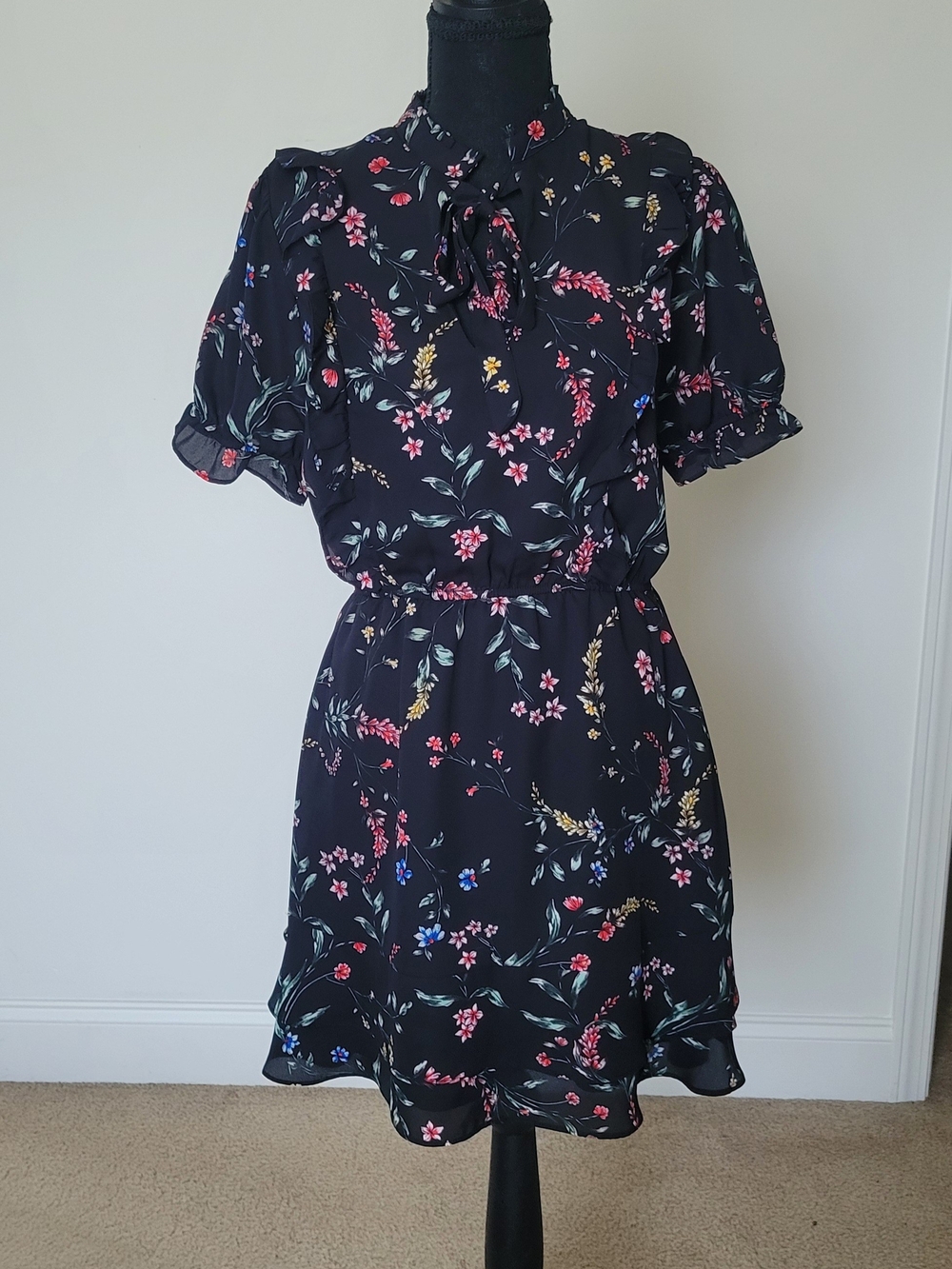 Cupcakes and Cashmere Karolina Floral Mini Tie Neck Flutter Sleeves Dress Small